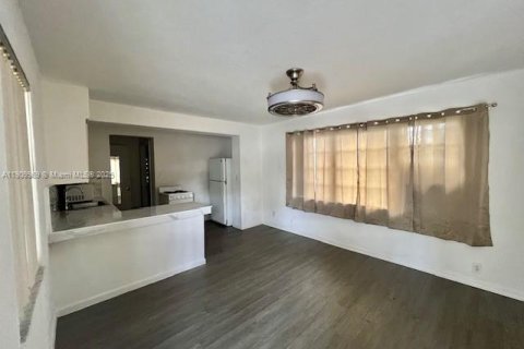 Снять в аренду виллу или дом в Холливуд, Флорида 1 спальня, 55.74м2, № 1965613 - фото 1