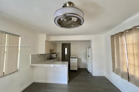 Снять в аренду виллу или дом в Холливуд, Флорида 1 спальня, 55.74м2, № 1965613 - фото 3