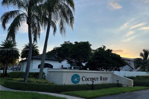 House in Pembroke Pines, Florida 4 bedrooms, 205.59 sq.m. № 2019538 - photo 12