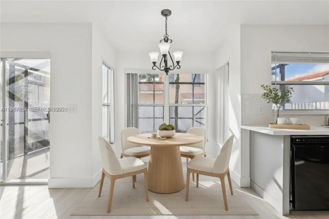 House in Pembroke Pines, Florida 4 bedrooms, 205.59 sq.m. № 2019538 - photo 21