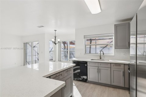 House in Pembroke Pines, Florida 4 bedrooms, 205.59 sq.m. № 2019538 - photo 19