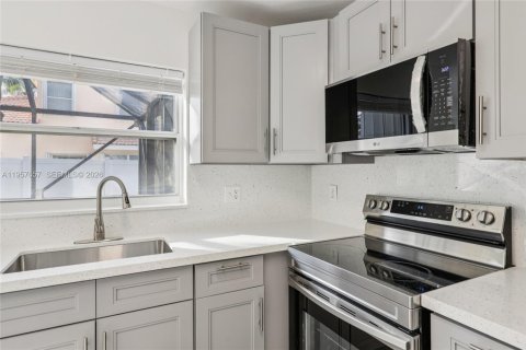 House in Pembroke Pines, Florida 4 bedrooms, 205.59 sq.m. № 2019538 - photo 20