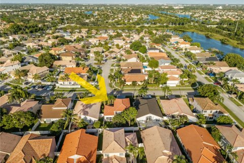 House in Pembroke Pines, Florida 4 bedrooms, 205.59 sq.m. № 2019538 - photo 8