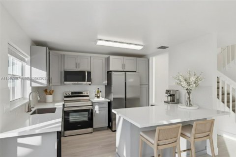 House in Pembroke Pines, Florida 4 bedrooms, 205.59 sq.m. № 2019538 - photo 16