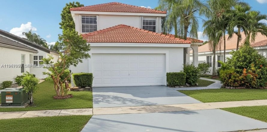 House in Pembroke Pines, Florida 4 bedrooms, 205.59 sq.m. № 2019538