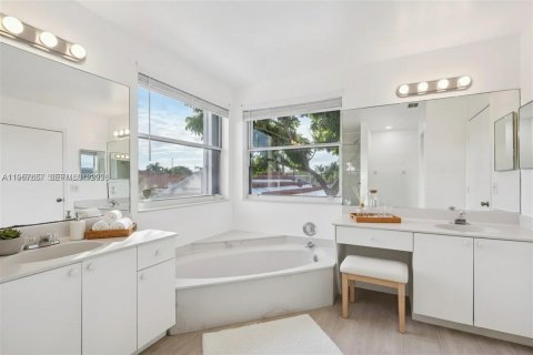 House in Pembroke Pines, Florida 4 bedrooms, 205.59 sq.m. № 2019538 - photo 24