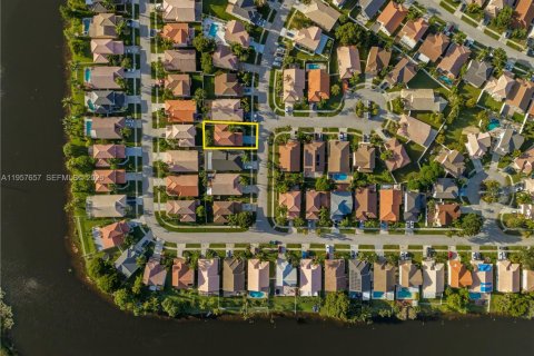 House in Pembroke Pines, Florida 4 bedrooms, 205.59 sq.m. № 2019538 - photo 10