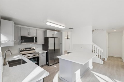 House in Pembroke Pines, Florida 4 bedrooms, 205.59 sq.m. № 2019538 - photo 18