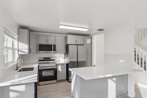 House in Pembroke Pines, Florida 4 bedrooms, 205.59 sq.m. № 2019538 - photo 17