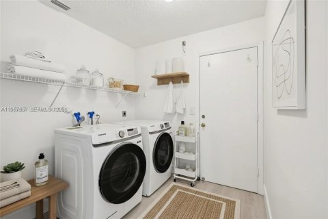 House in Pembroke Pines, Florida 4 bedrooms, 205.59 sq.m. № 2019538 - photo 6