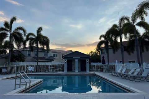 House in Pembroke Pines, Florida 4 bedrooms, 205.59 sq.m. № 2019538 - photo 11