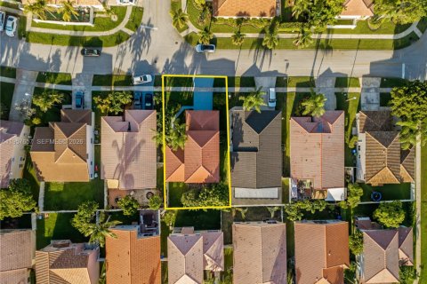 House in Pembroke Pines, Florida 4 bedrooms, 205.59 sq.m. № 2019538 - photo 9