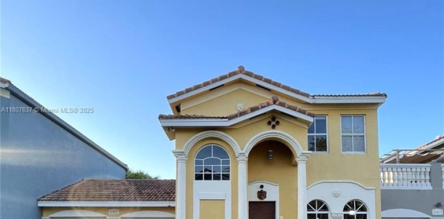 Casa en Doral, Florida 3 dormitorios, 163.51 m2 № 1747955