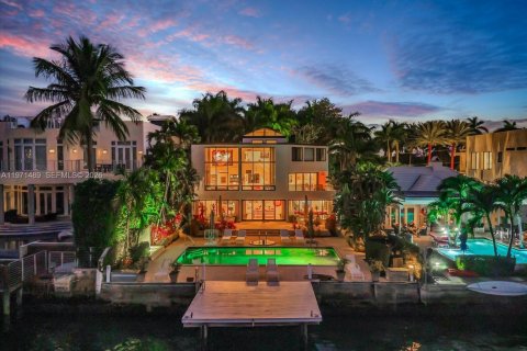 Casa en venta en Miami Beach, Florida, 5 dormitorios, 380.9 m2 № 2033828 - foto 2