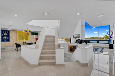 Casa en venta en Miami Beach, Florida, 5 dormitorios, 380.9 m2 № 2033828 - foto 26