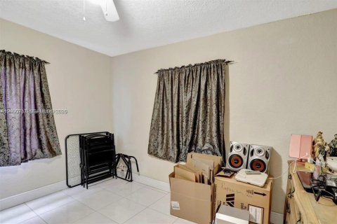 House in Fort Lauderdale, Florida 3 bedrooms, 79.9 sq.m. № 2401307 - photo 7