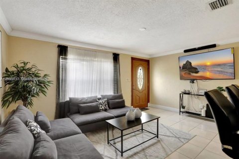 House in Fort Lauderdale, Florida 3 bedrooms, 79.9 sq.m. № 2401307 - photo 2
