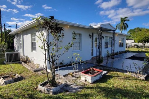 House in Fort Lauderdale, Florida 3 bedrooms, 79.9 sq.m. № 2401307 - photo 15
