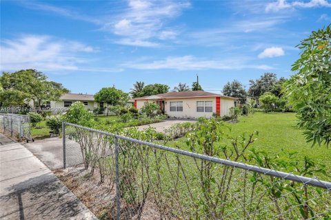 House in Fort Lauderdale, Florida 3 bedrooms, 79.9 sq.m. № 2401307 - photo 9