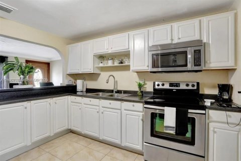 House in Fort Lauderdale, Florida 3 bedrooms, 79.9 sq.m. № 2401307 - photo 4