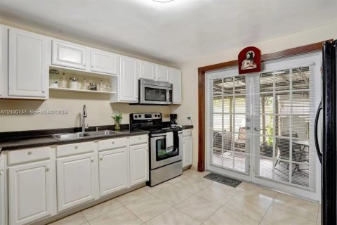 House in Fort Lauderdale, Florida 3 bedrooms, 79.9 sq.m. № 2401307 - photo 5