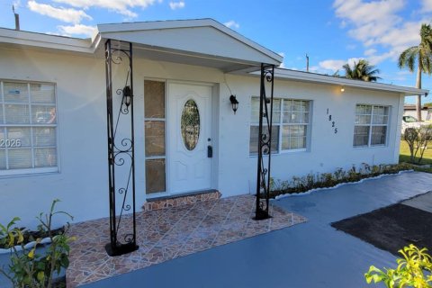 House in Fort Lauderdale, Florida 3 bedrooms, 79.9 sq.m. № 2401307