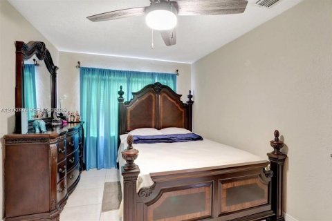 House in Fort Lauderdale, Florida 3 bedrooms, 79.9 sq.m. № 2401307 - photo 8
