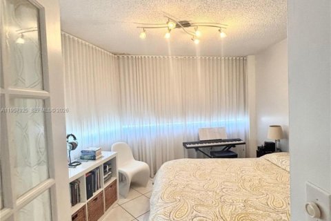 Снять в аренду квартиру в Майами, Флорида 2 спальни, 91.97м2, № 2027951 - фото 27