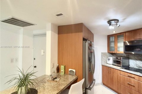 Снять в аренду квартиру в Майами, Флорида 2 спальни, 91.97м2, № 2027951 - фото 11