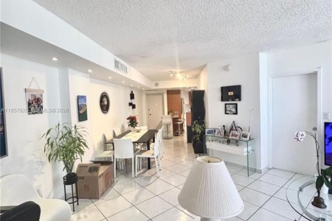 Снять в аренду квартиру в Майами, Флорида 2 спальни, 91.97м2, № 2027951 - фото 16