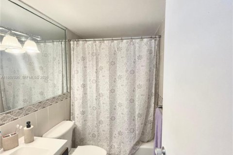 Снять в аренду квартиру в Майами, Флорида 2 спальни, 91.97м2, № 2027951 - фото 23