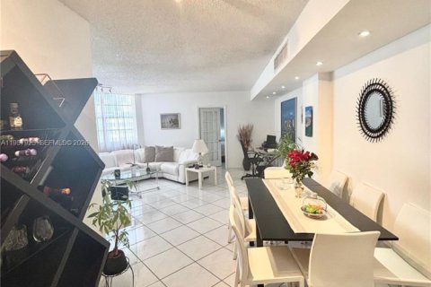 Снять в аренду квартиру в Майами, Флорида 2 спальни, 91.97м2, № 2027951 - фото 3