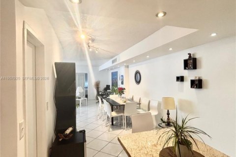 Снять в аренду квартиру в Майами, Флорида 2 спальни, 91.97м2, № 2027951 - фото 8