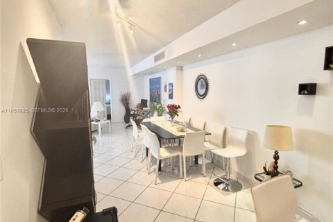 Снять в аренду квартиру в Майами, Флорида 2 спальни, 91.97м2, № 2027951 - фото 14