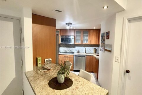 Снять в аренду квартиру в Майами, Флорида 2 спальни, 91.97м2, № 2027951 - фото 7