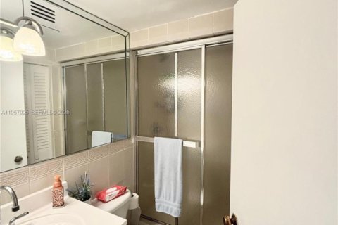 Снять в аренду квартиру в Майами, Флорида 2 спальни, 91.97м2, № 2027951 - фото 12