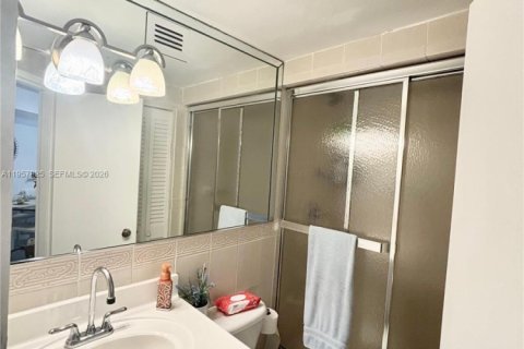 Снять в аренду квартиру в Майами, Флорида 2 спальни, 91.97м2, № 2027951 - фото 2