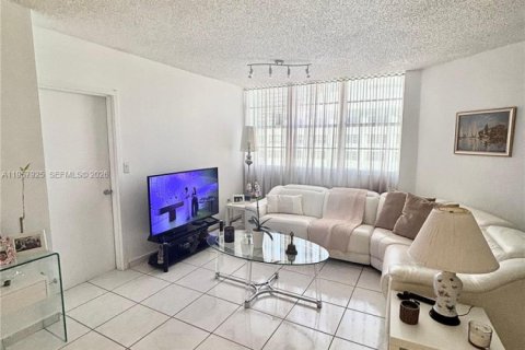 Снять в аренду квартиру в Майами, Флорида 2 спальни, 91.97м2, № 2027951 - фото 18