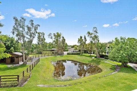 House in Wellington, Florida 3 bedrooms, 327.48 sq.m. № 1179489 - photo 1