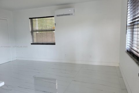 Commercial property in Fort Lauderdale, Florida 205.22 sq.m. № 1994777 - photo 3