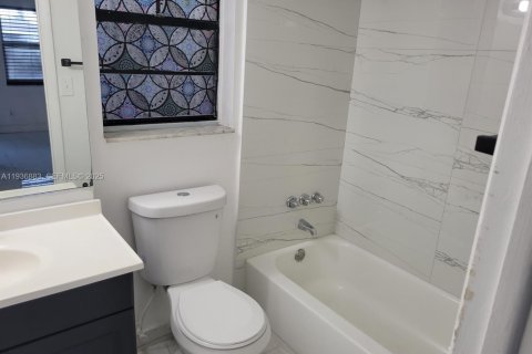 Commercial property in Fort Lauderdale, Florida 205.22 sq.m. № 1994777 - photo 9