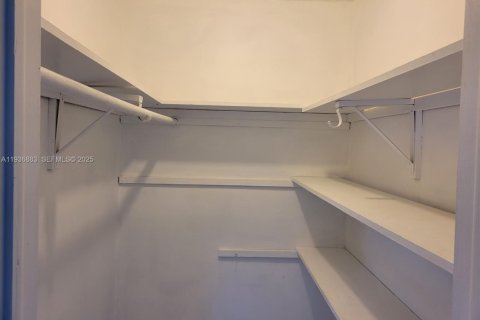 Commercial property in Fort Lauderdale, Florida 205.22 sq.m. № 1994777 - photo 11