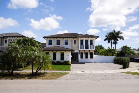 Casa en Miami, Florida 4 dormitorios, 266.63 m2 № 2057779
