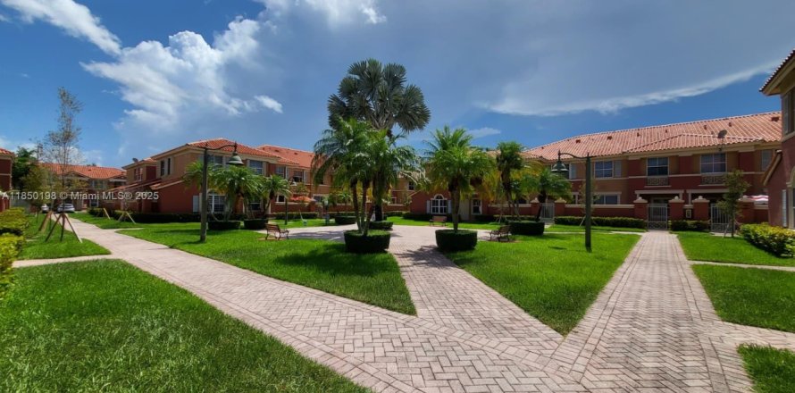 Touwnhouse à Doral, Floride 2 chambres, 91.04 m2 № 1857348