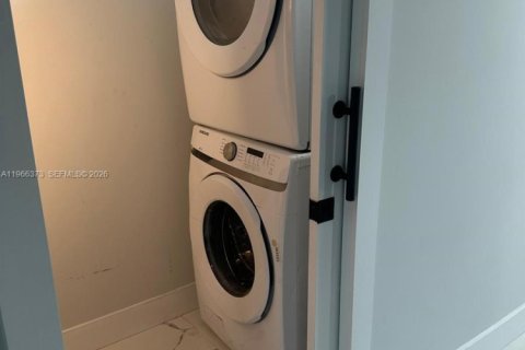 House in Miami, Florida 3 bedrooms, 136.94 sq.m. № 2028145 - photo 5