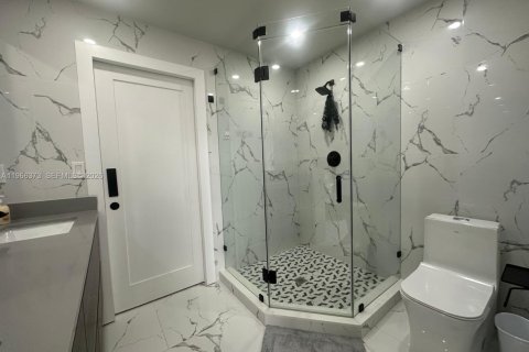 House in Miami, Florida 3 bedrooms, 136.94 sq.m. № 2028145 - photo 11