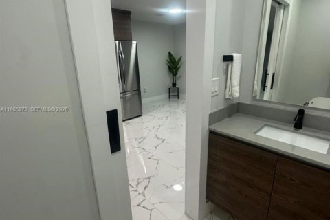 House in Miami, Florida 3 bedrooms, 136.94 sq.m. № 2028145 - photo 7