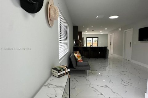 House in Miami, Florida 3 bedrooms, 136.94 sq.m. № 2028145 - photo 3