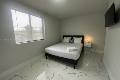 House in Miami, Florida 3 bedrooms, 136.94 sq.m. № 2028145 - photo 8
