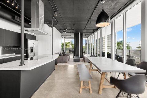 Снять в аренду кондоминиум в Майами-Бич, Флорида 2 спальни, 94.2м2, № 1969592 - фото 2